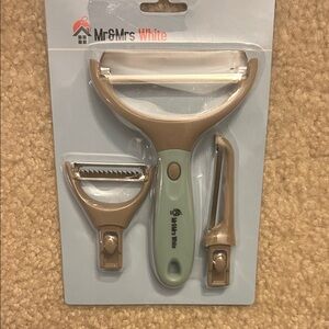 Mr & Mrs White Peeler Set